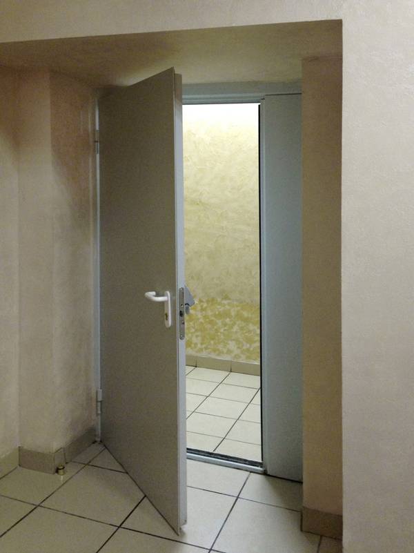 Полуторная пожаростойкая дверь с белой ручкой Полуторная пожаростойкая дверь с белой ручкой