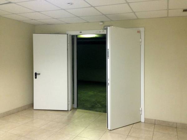 Белая глухая пожаростойкая дверь в больнице Белая глухая пожаростойкая дверь в больнице