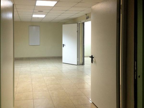 Двупольная огнеупорная дверь Двупольная огнеупорная дверь