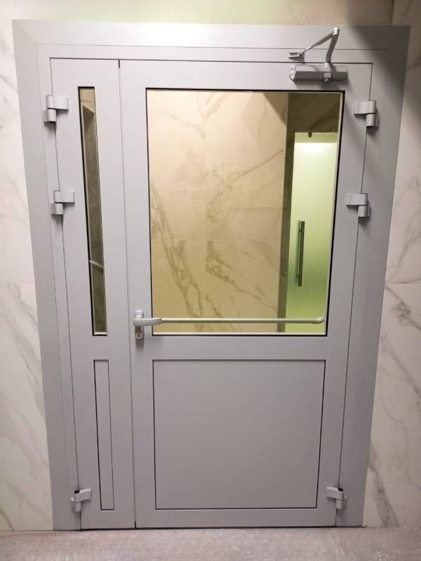 Алюминиевая дверь с ручкой push-bar