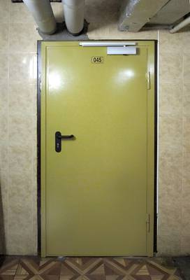 Двери с доводчиком и огнестойкой фурнитурой Двери с доводчиком и огнестойкой фурнитурой