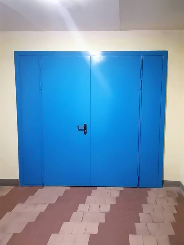 Дверь с боковыми вставками, вид спереди (ул. Котляковская) Дверь с боковыми вставками, вид спереди (ул. Котляковская)