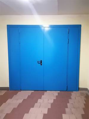 Дверь с боковыми вставками, вид спереди (ул. Котляковская) Дверь с боковыми вставками, вид спереди (ул. Котляковская)