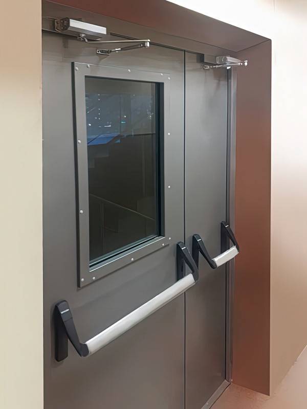 Дверь с остеклением, внутренняя сторона (ул. Покрышкина, 4) Дверь с остеклением, внутренняя сторона (ул. Покрышкина, 4)