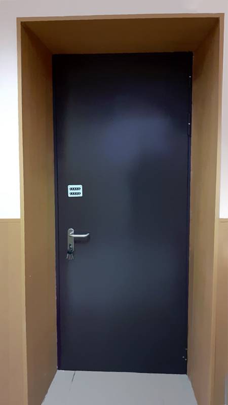 Дверь в офисе, вид снаружи (пер. Хользунова) Дверь в офисе, вид снаружи (пер. Хользунова)