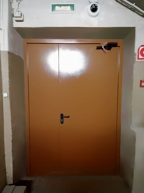 Двупольная оранжевая дверь с внутренней стороны Двупольная оранжевая дверь с внутренней стороны