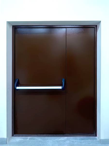 Двустворчатая дверь с ручкой Антипаника Двустворчатая дверь с ручкой Антипаника