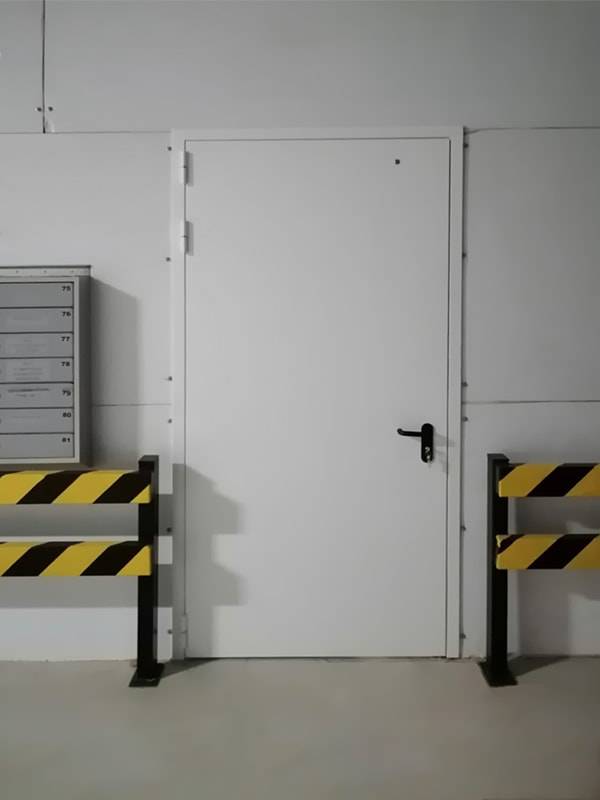 Глухая белая дверь Глухая белая дверь