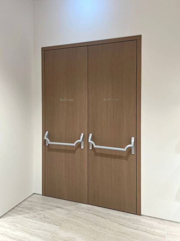 Противопожарные двери с отделкой HPL пластиком