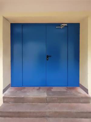 Нестандартная дверь, фото обратной стороны (ул. Котляковская) Нестандартная дверь, фото обратной стороны (ул. Котляковская)