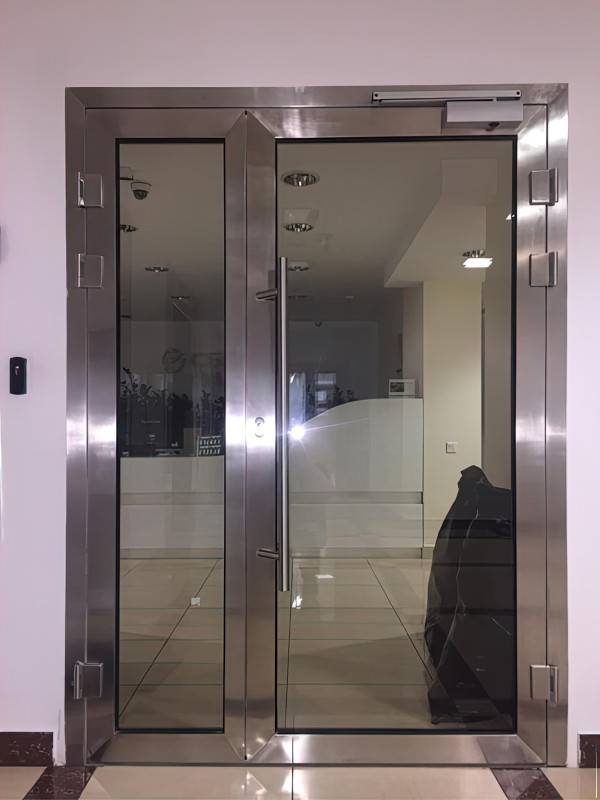 Остекленная двустворчатая дверь, вид сзади Остекленная двустворчатая дверь, вид сзади