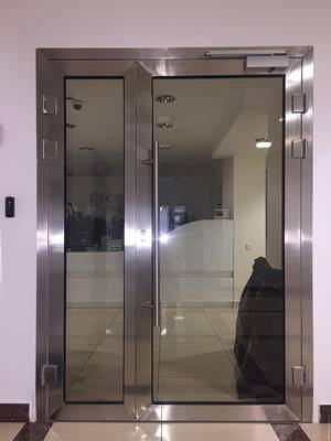 Остекленная двустворчатая дверь, вид сзади Остекленная двустворчатая дверь, вид сзади