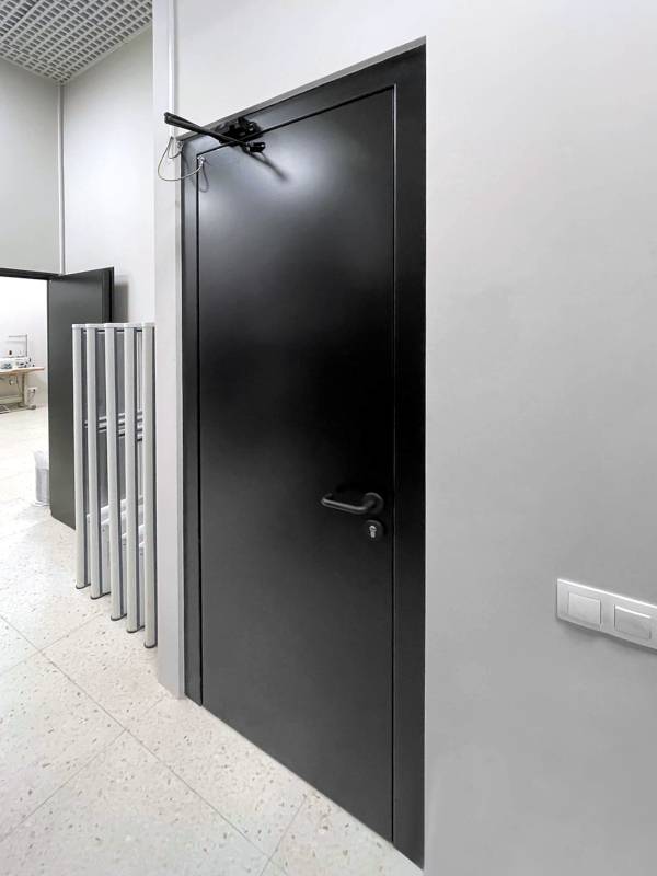 Огнестойкая дверь со скрытыми петлями, фото спереди Огнестойкая дверь со скрытыми петлями, фото спереди