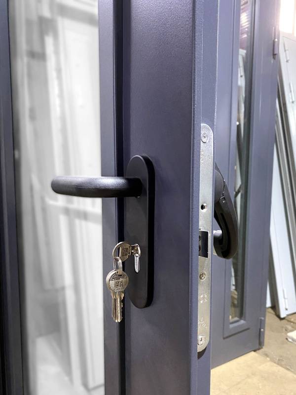 Огнестойкий замок, вид спереди Огнестойкий замок, вид спереди