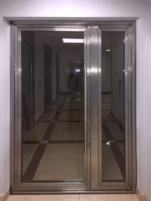 Остекленная двустворчатая дверь, вид сзади Остекленная двустворчатая дверь, вид сзади