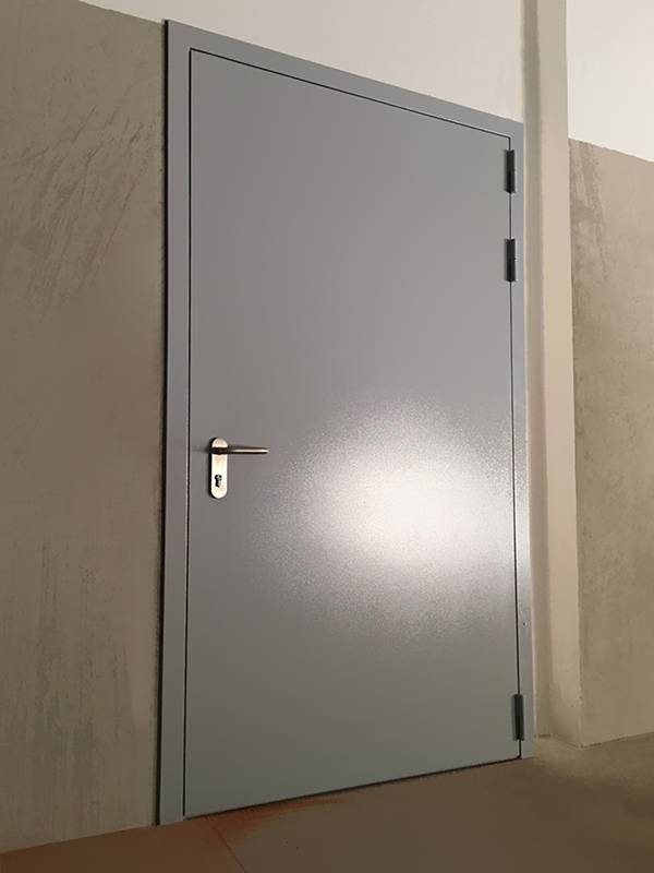 Противопожарная дверь, фото снаружи (пожарное депо) Противопожарная дверь, фото снаружи (пожарное депо)