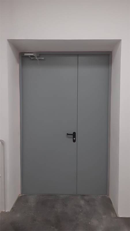 Серая дверь с обратной стороны (коридор школы, р-н Марьина Роща) Серая дверь с обратной стороны (коридор школы, р-н Марьина Роща)