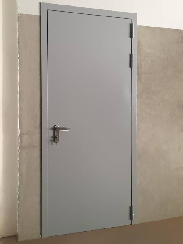 Серая дверь с внешней стороны (пожарное депо) Серая дверь с внешней стороны (пожарное депо)