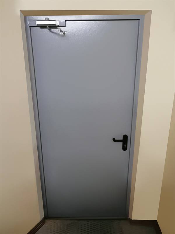 Серая одностворчатая дверь изнутри Серая одностворчатая дверь изнутри