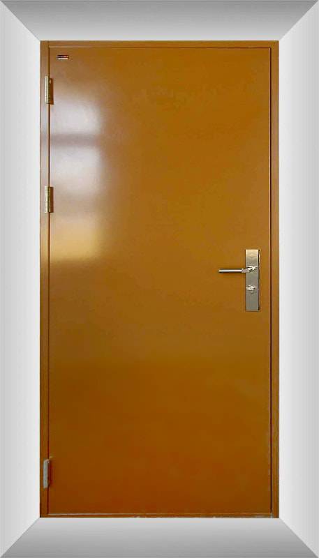 Техническая дверь оранжевого цвета с ручкой под серебро Техническая дверь оранжевого цвета с ручкой под серебро