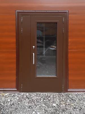 Техническая стальная дверь со стеклом Техническая стальная дверь со стеклом