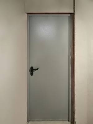 Узкая дверь, вид из помещения (ул. Гостиничная, гостиница «Восход») Узкая дверь, вид из помещения (ул. Гостиничная, гостиница «Восход»)