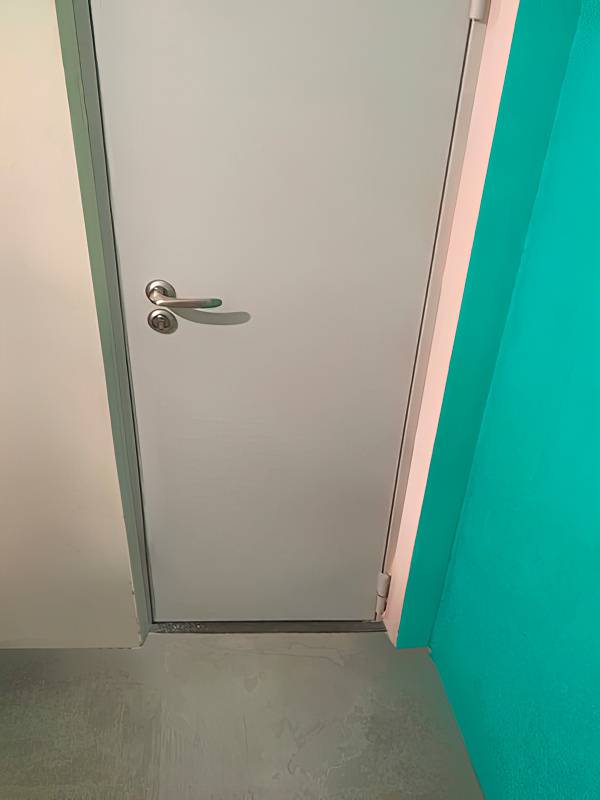 Узкая техническая дверь в жилом доме (д. Полтево) Узкая техническая дверь в жилом доме (д. Полтево)