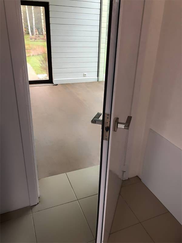 Защелка в двери Защелка в двери