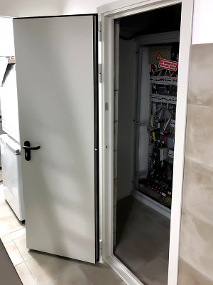 Дверь в электрощитовую Дверь в электрощитовую