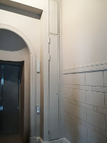 Узкая дверь с верхней вставкой Узкая дверь с верхней вставкой